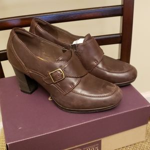 Clarks brown 8m heel shoe womens